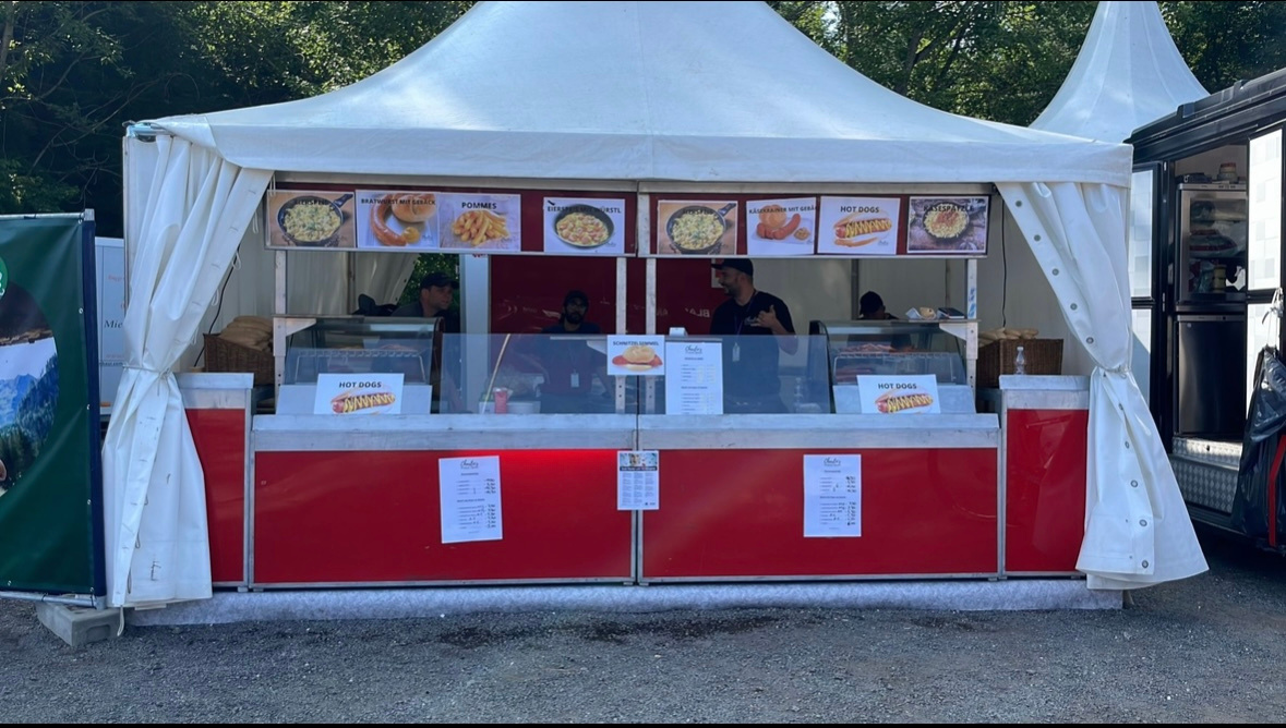 Pagodenzelt von Charlie's Food Bar auf einer Veranstaltung