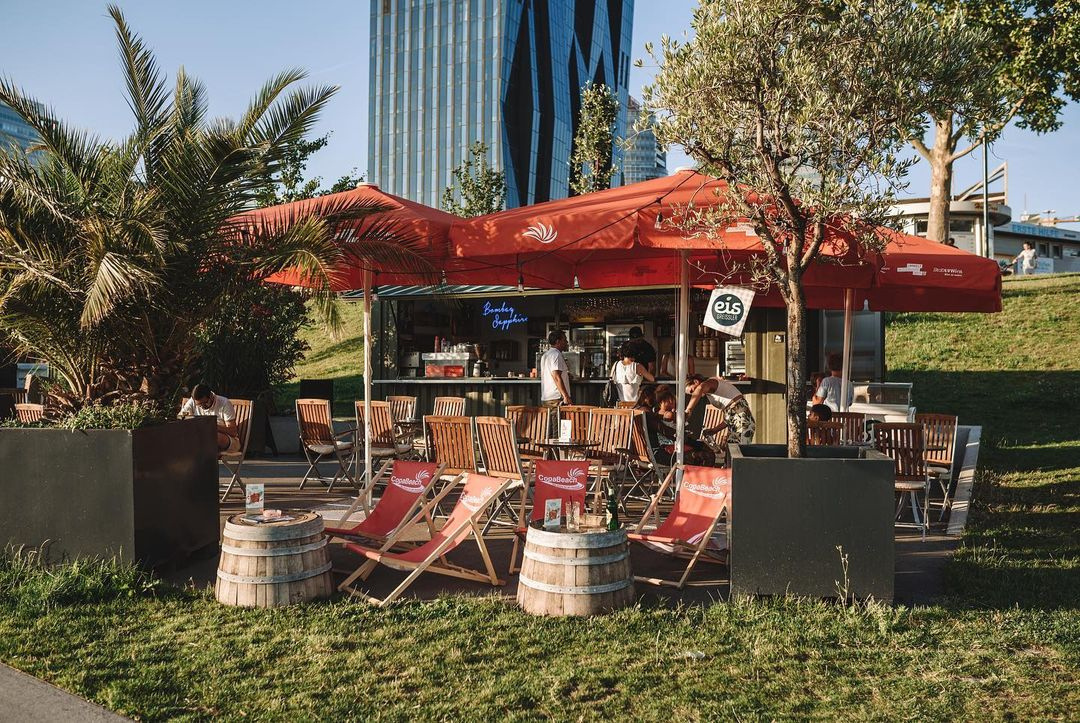 Mobile Bar von Charlie's Gastro mit Barelementen und Zapfanlage bei einer Veranstaltung