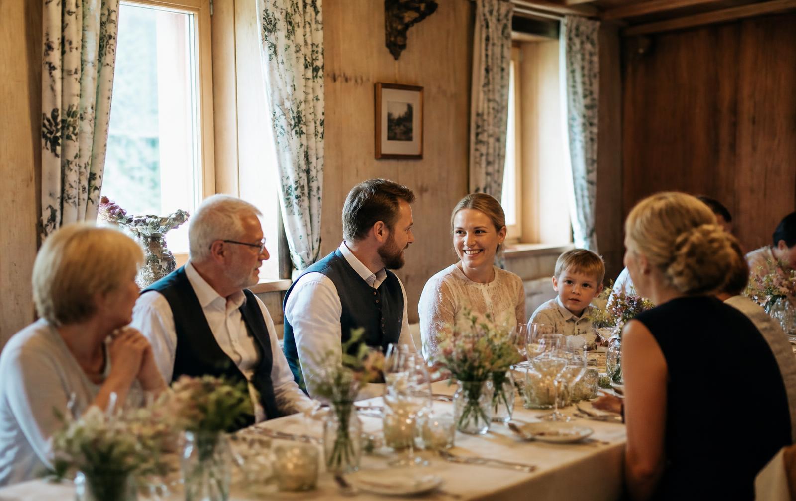 Festlich gedeckte Tafel bei einer privaten Familienfeier